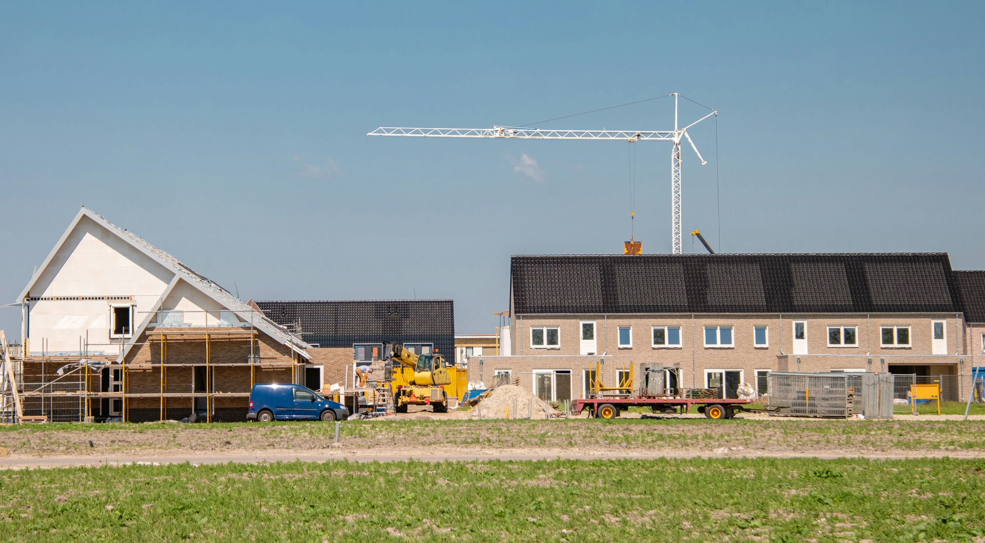 newly-build-houses-with-solar-panels-attached-on-t-2025-01-10-04-06-58-utc
